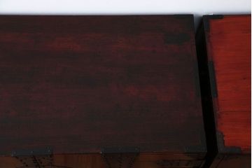 アンティーク家具　古民具・骨董　重厚な金具の観音扉付き衣装箪笥