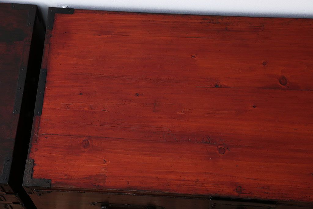 アンティーク家具　古民具・骨董　重厚な金具の観音扉付き衣装箪笥