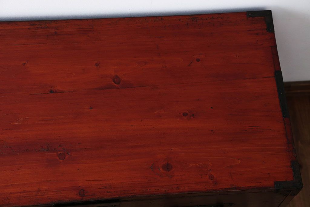 アンティーク家具　古民具・骨董　重厚な金具の観音扉付き衣装箪笥