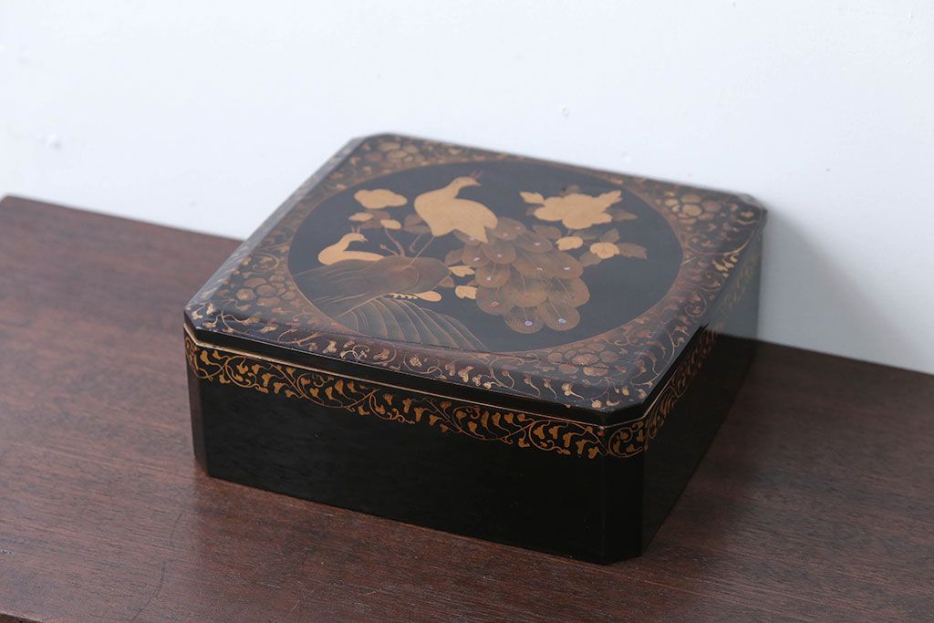 アンティーク雑貨　古民具・骨董　古い蒔絵梨地菓子箱(孔雀の図)