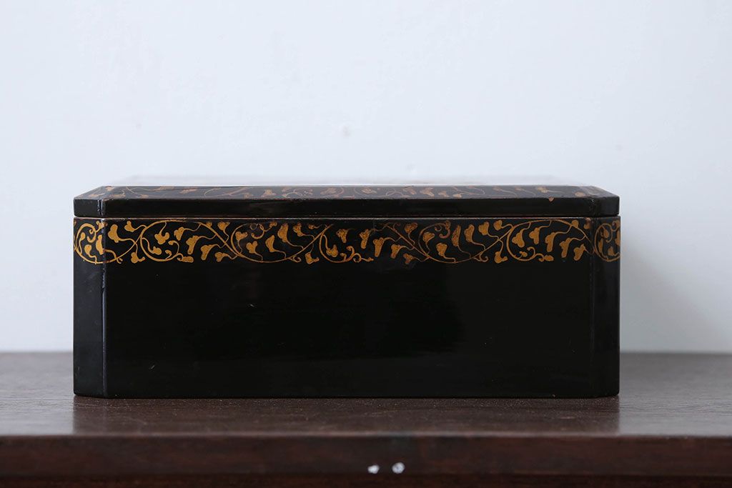 アンティーク雑貨　古民具・骨董　古い蒔絵梨地菓子箱(孔雀の図)