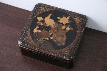 アンティーク雑貨　古民具・骨董　古い蒔絵梨地菓子箱(孔雀の図)
