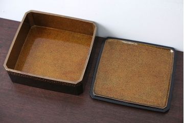 アンティーク雑貨　古民具・骨董　古い蒔絵梨地菓子箱(孔雀の図)