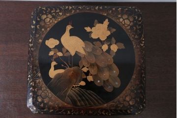 アンティーク雑貨　古民具・骨董　古い蒔絵梨地菓子箱(孔雀の図)