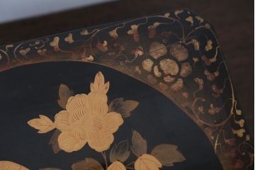 アンティーク雑貨　古民具・骨董　古い蒔絵梨地菓子箱(孔雀の図)