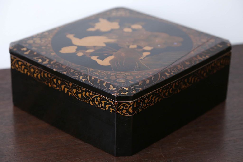 アンティーク雑貨　古民具・骨董　古い蒔絵梨地菓子箱(孔雀の図)
