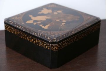 アンティーク雑貨　古民具・骨董　古い蒔絵梨地菓子箱(孔雀の図)