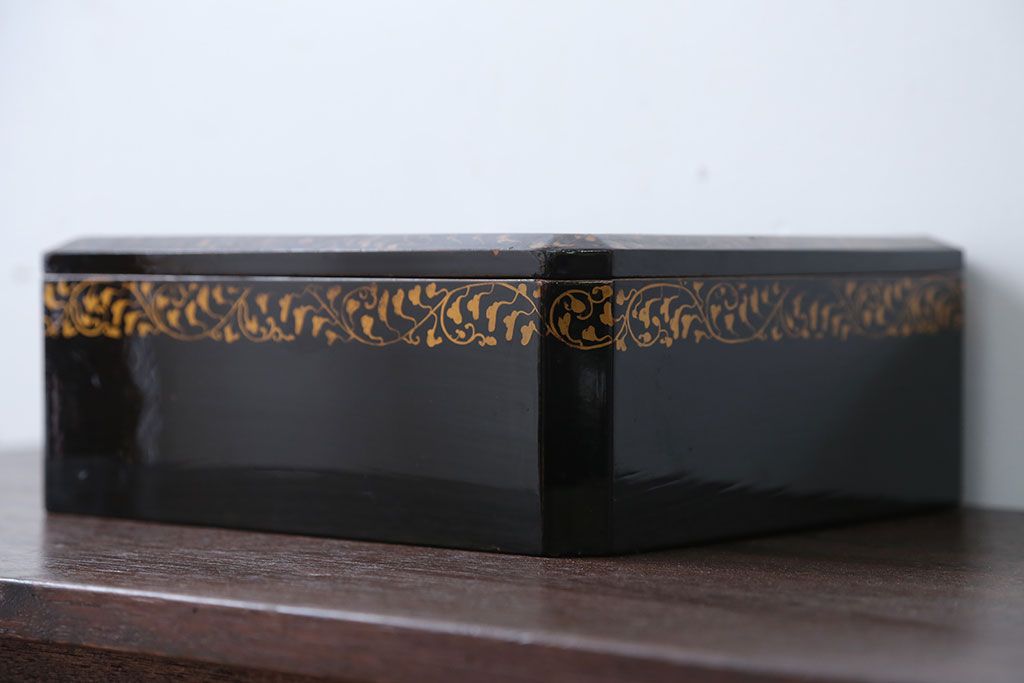 アンティーク雑貨　古民具・骨董　古い蒔絵梨地菓子箱(孔雀の図)