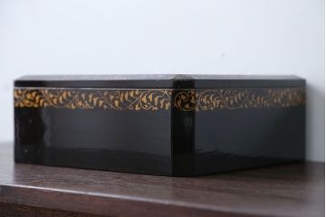 アンティーク雑貨　古民具・骨董　古い蒔絵梨地菓子箱(孔雀の図)