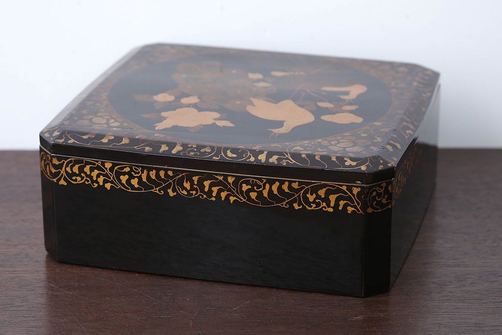 アンティーク雑貨　古民具・骨董　古い蒔絵梨地菓子箱(孔雀の図)