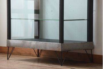レトロ家具　昭和レトロ　鉄脚付き!ペイントオープンラックガラスケース