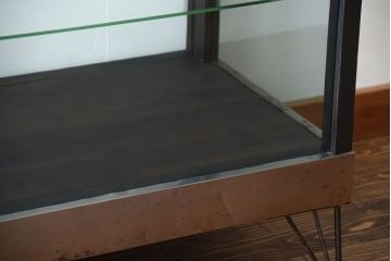 レトロ家具　昭和レトロ　鉄脚付き!ペイントオープンラックガラスケース