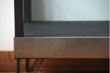 レトロ家具　昭和レトロ　鉄脚付き!ペイントオープンラックガラスケース