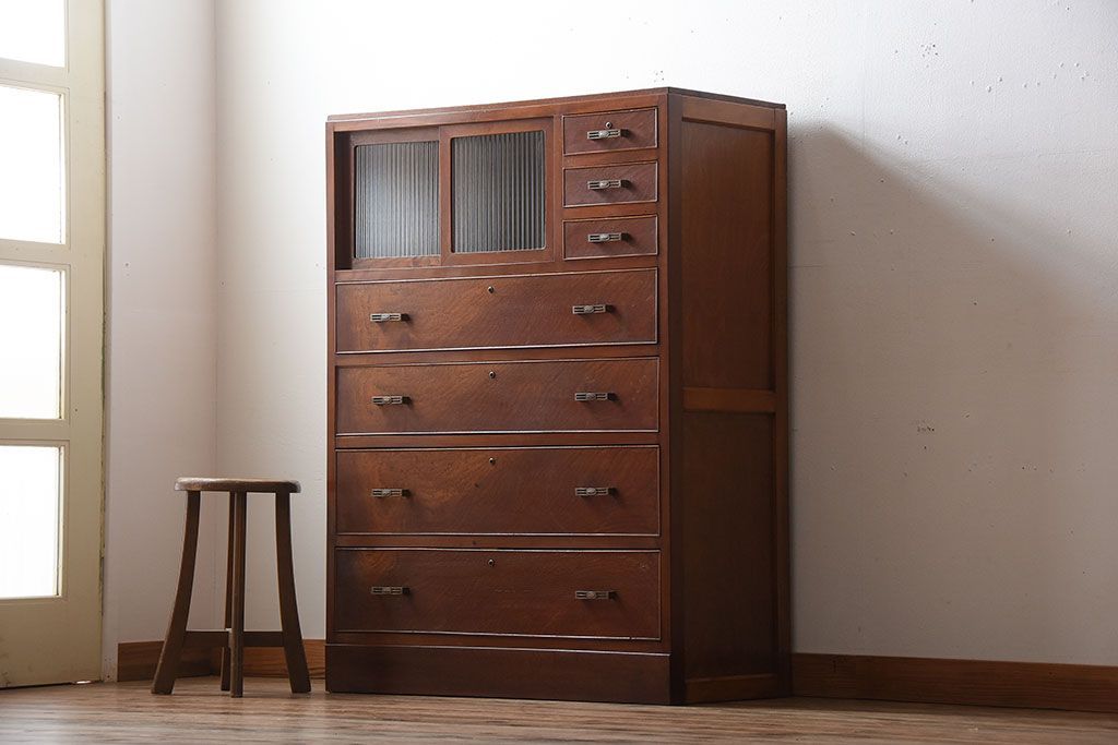 レトロ家具　昭和レトロ　モールガラスが入った古い木製のアンティークチェスト