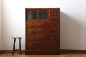 レトロ家具　昭和レトロ　モールガラスが入った古い木製のアンティークチェスト