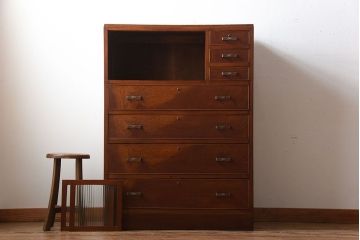 レトロ家具　昭和レトロ　モールガラスが入った古い木製のアンティークチェスト