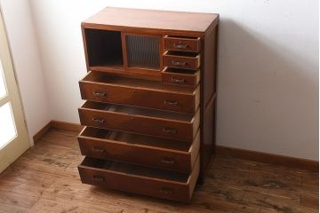 レトロ家具　昭和レトロ　モールガラスが入った古い木製のアンティークチェスト