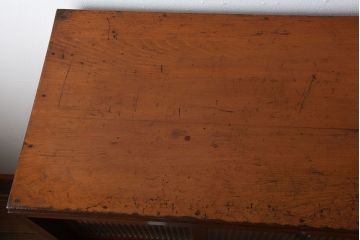 レトロ家具　昭和レトロ　モールガラスが入った古い木製のアンティークチェスト