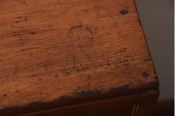 レトロ家具　昭和レトロ　モールガラスが入った古い木製のアンティークチェスト