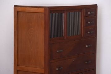 レトロ家具　昭和レトロ　モールガラスが入った古い木製のアンティークチェスト