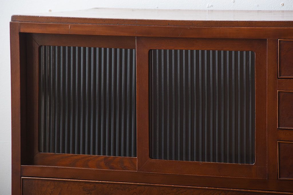 レトロ家具　昭和レトロ　モールガラスが入った古い木製のアンティークチェスト