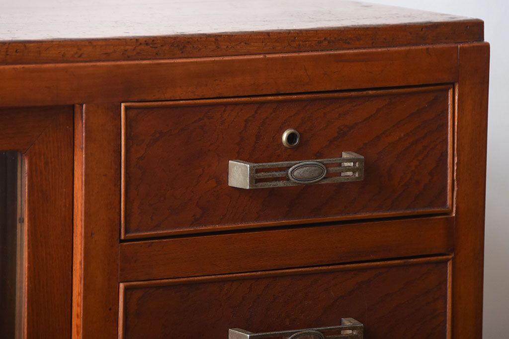 レトロ家具　昭和レトロ　モールガラスが入った古い木製のアンティークチェスト