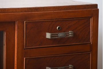 レトロ家具　昭和レトロ　モールガラスが入った古い木製のアンティークチェスト