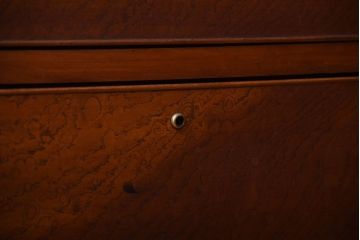 レトロ家具　昭和レトロ　モールガラスが入った古い木製のアンティークチェスト