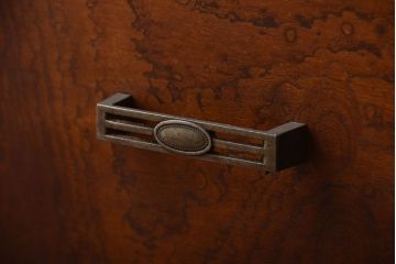 レトロ家具　昭和レトロ　モールガラスが入った古い木製のアンティークチェスト