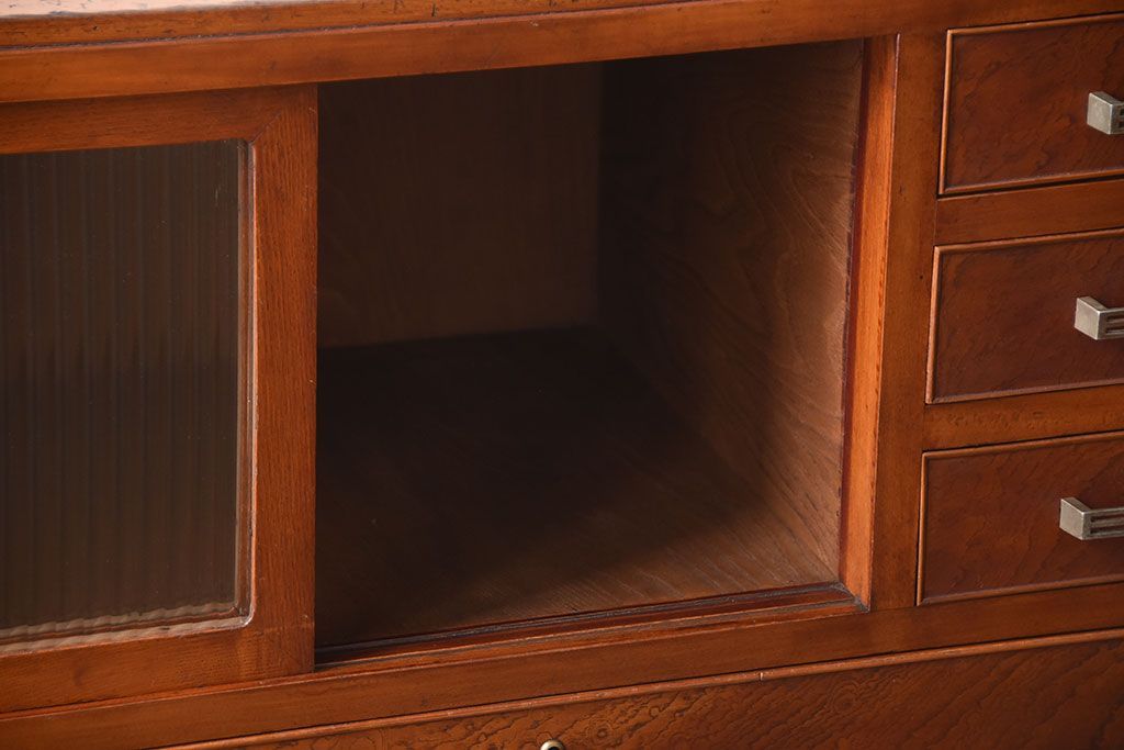 レトロ家具　昭和レトロ　モールガラスが入った古い木製のアンティークチェスト