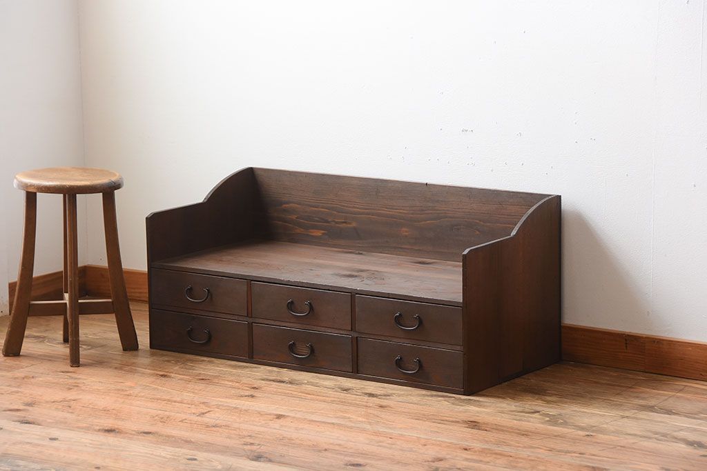 アンティーク家具　和製アンティーク　古い木製の飾り台付きチェスト(小引き出し・机)