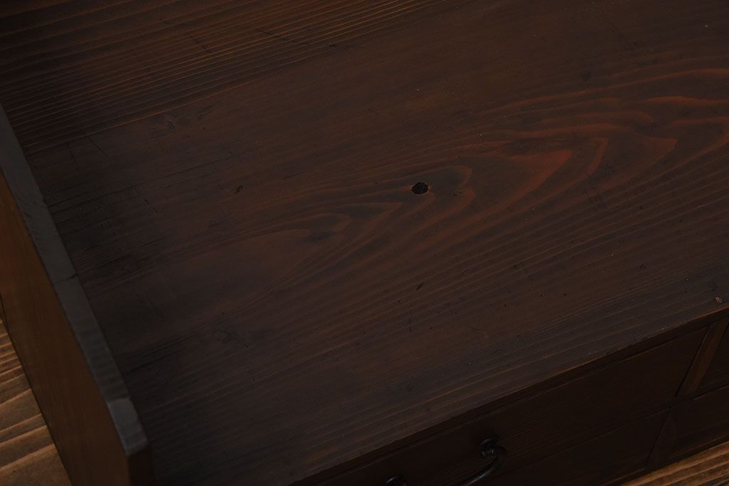 アンティーク家具　和製アンティーク　古い木製の飾り台付きチェスト(小引き出し・机)