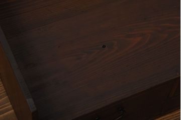 アンティーク家具　和製アンティーク　古い木製の飾り台付きチェスト(小引き出し・机)