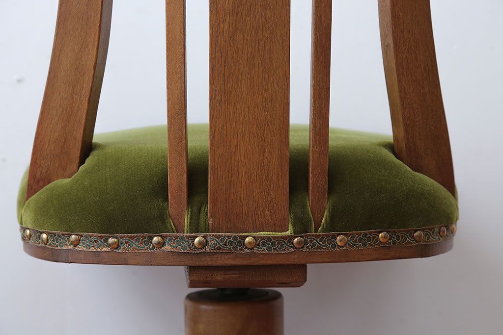 レトロ家具　和製アンティーク　古いナラ材のレトロで小ぶりな回転椅子