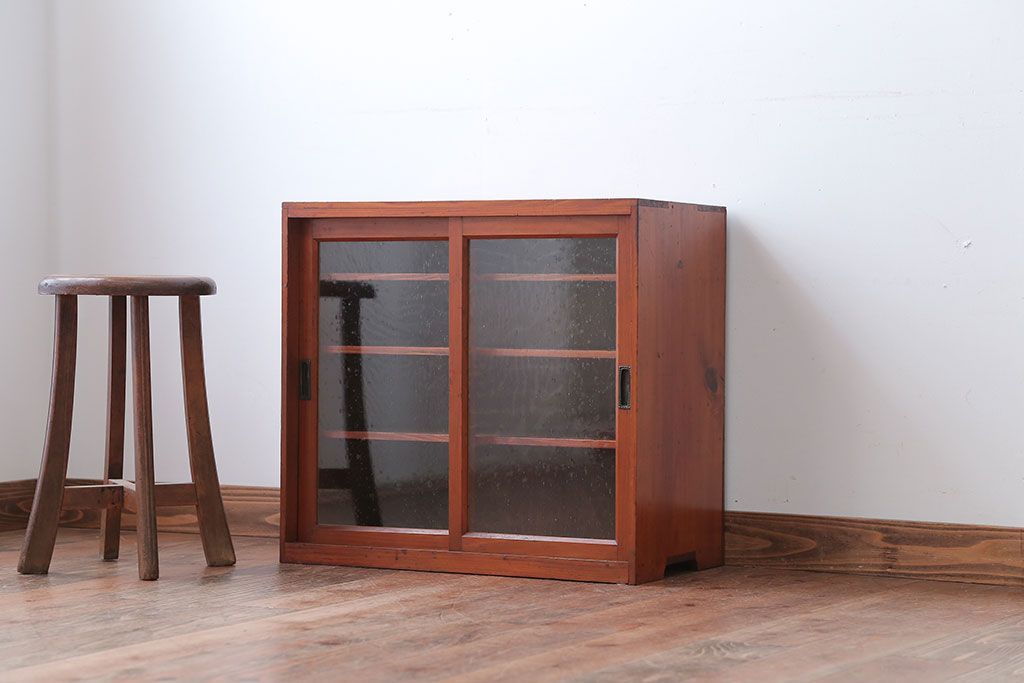 レトロ家具　昭和レトロ　気泡ガラス入り!小振りなアンティーク戸棚(キャビネット・収納棚)