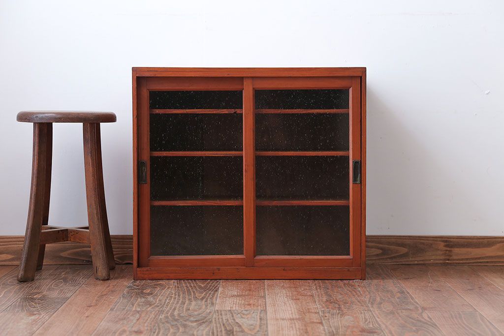 レトロ家具　昭和レトロ　気泡ガラス入り!小振りなアンティーク戸棚(キャビネット・収納棚)