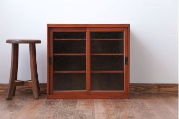 レトロ家具　昭和レトロ　気泡ガラス入り!小振りなアンティーク戸棚(キャビネット・収納棚)