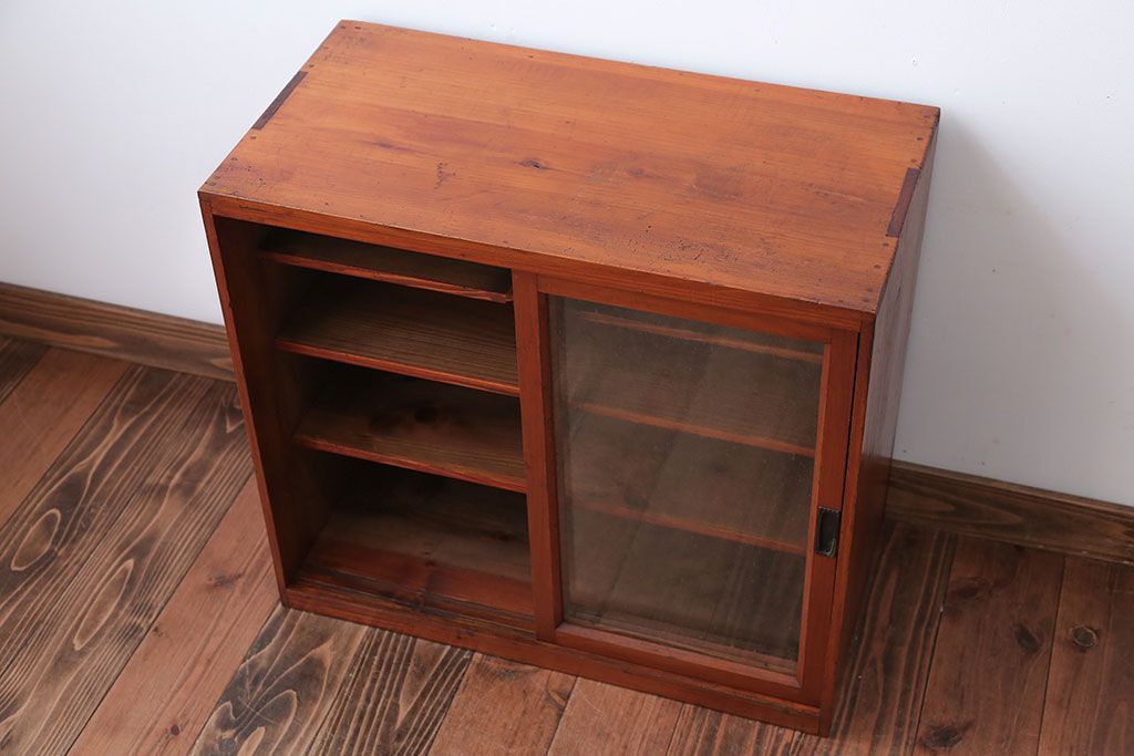 レトロ家具　昭和レトロ　気泡ガラス入り!小振りなアンティーク戸棚(キャビネット・収納棚)