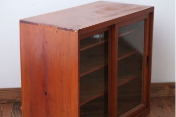 レトロ家具　昭和レトロ　気泡ガラス入り!小振りなアンティーク戸棚(キャビネット・収納棚)