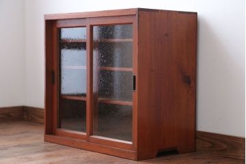 レトロ家具　昭和レトロ　気泡ガラス入り!小振りなアンティーク戸棚(キャビネット・収納棚)