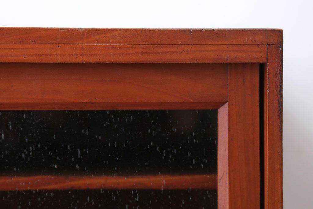 レトロ家具　昭和レトロ　気泡ガラス入り!小振りなアンティーク戸棚(キャビネット・収納棚)