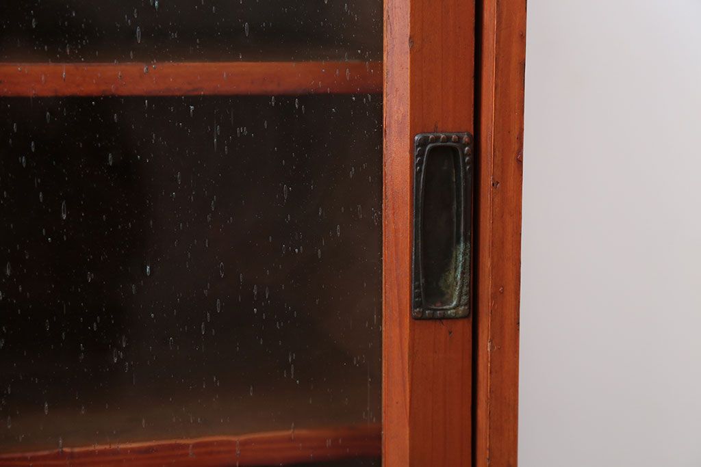 レトロ家具　昭和レトロ　気泡ガラス入り!小振りなアンティーク戸棚(キャビネット・収納棚)