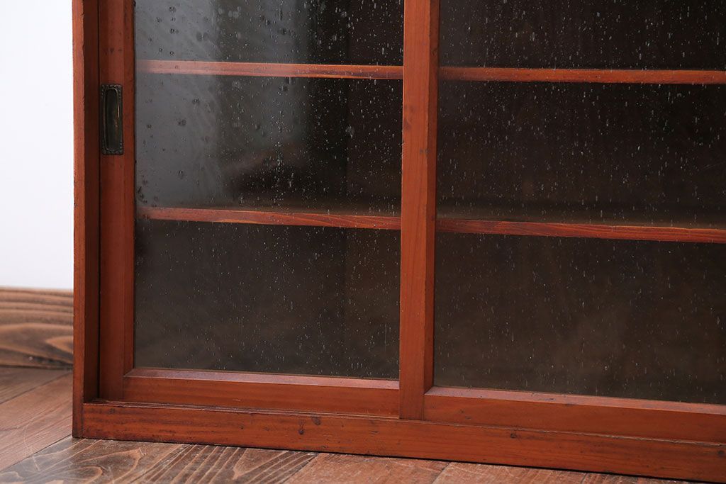 レトロ家具　昭和レトロ　気泡ガラス入り!小振りなアンティーク戸棚(キャビネット・収納棚)