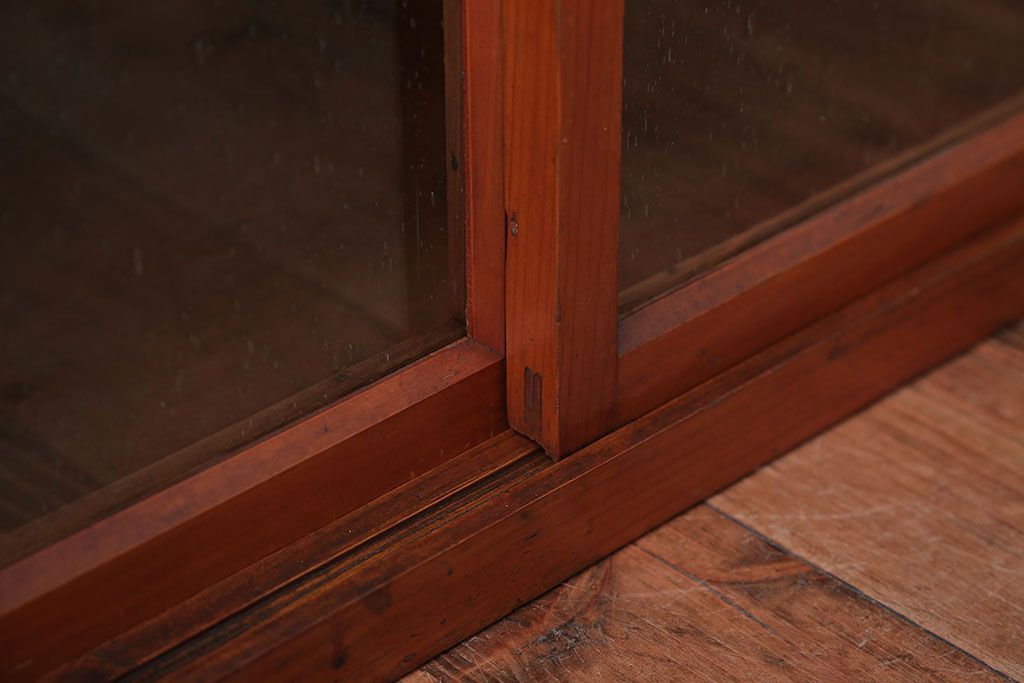 レトロ家具　昭和レトロ　気泡ガラス入り!小振りなアンティーク戸棚(キャビネット・収納棚)