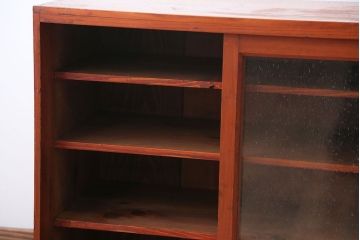 レトロ家具　昭和レトロ　気泡ガラス入り!小振りなアンティーク戸棚(キャビネット・収納棚)