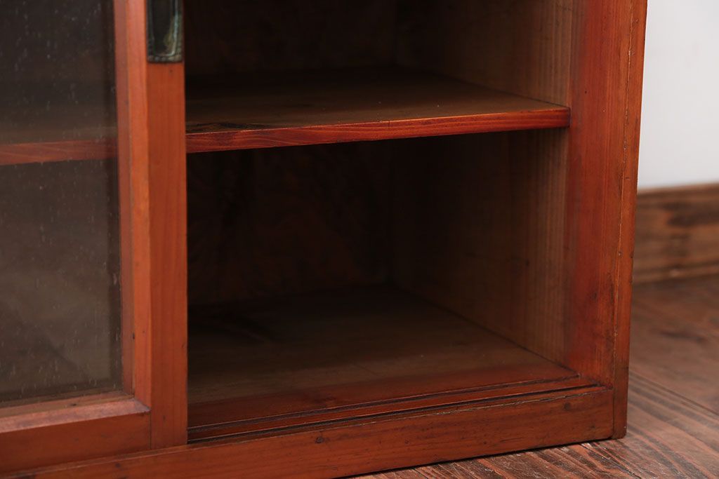 レトロ家具　昭和レトロ　気泡ガラス入り!小振りなアンティーク戸棚(キャビネット・収納棚)