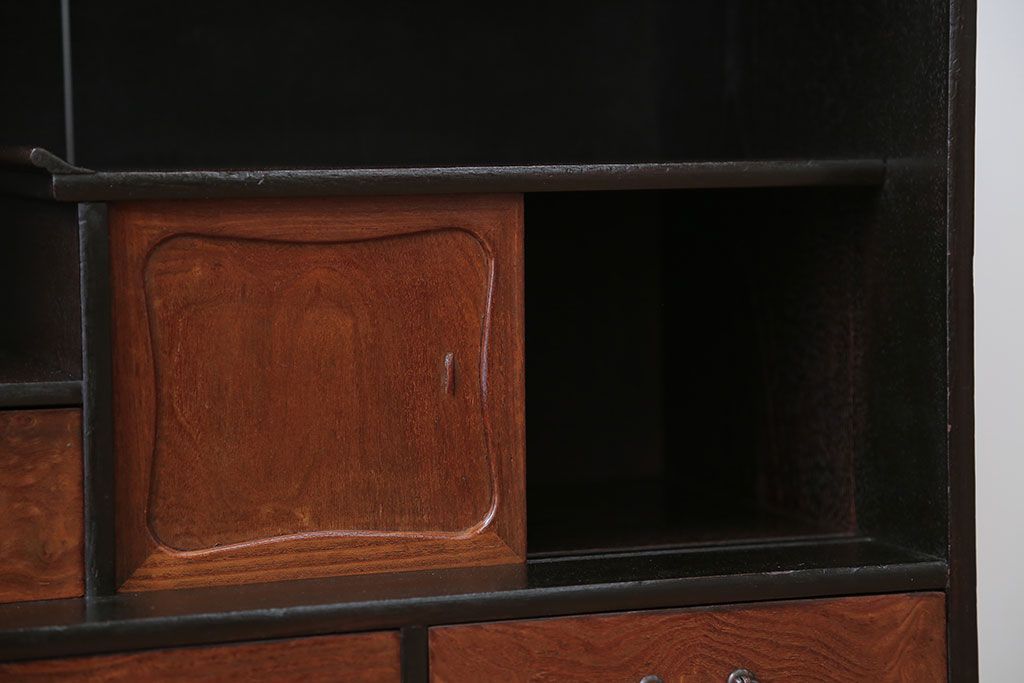 アンティーク家具　アンティーク　飾り棚付き!前面桑材の上品な収納棚