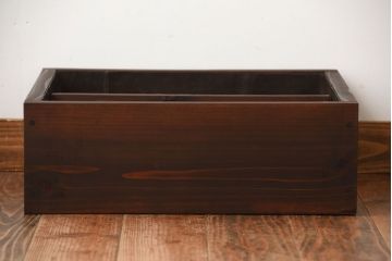 アンティーク家具　和製アンティーク　古い無垢材とブリキ板の壁掛けマス目収納棚(1)