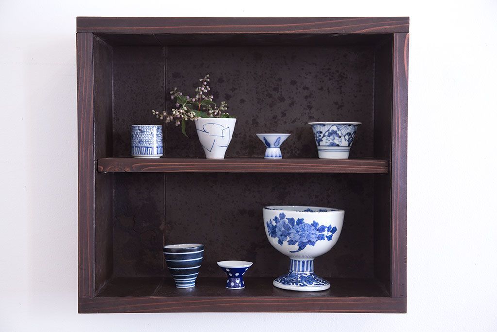 アンティーク家具　和製アンティーク　古い無垢材とブリキ板の壁掛けマス目収納棚(2)