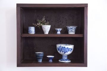 アンティーク家具　和製アンティーク　古い無垢材とブリキ板の壁掛けマス目収納棚(2)